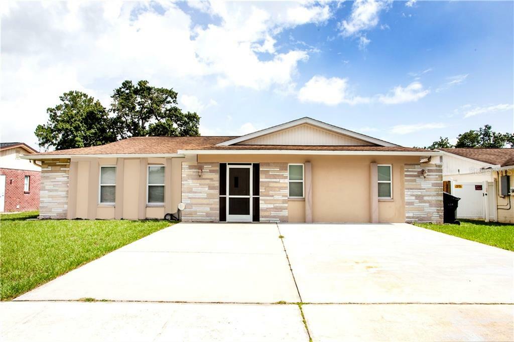 Property Photo: 2218 Valleybrook Avenue FL 33594