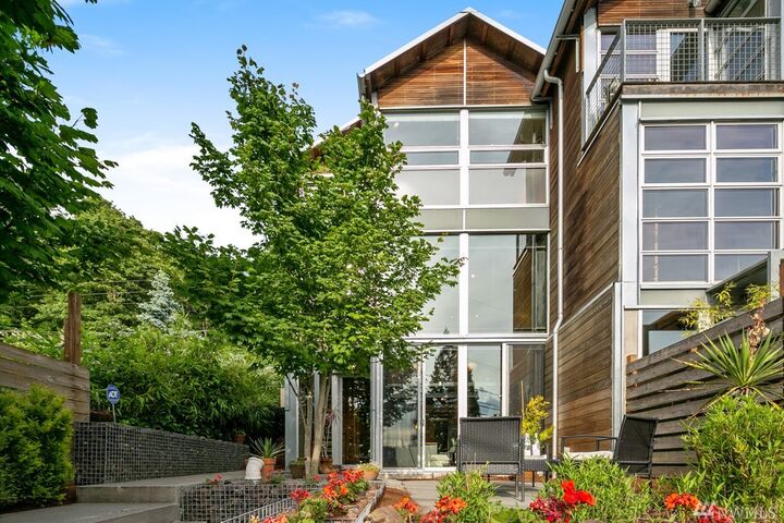 Property Photo:  1312 B  Lakeview Boulevard E  WA 98102 