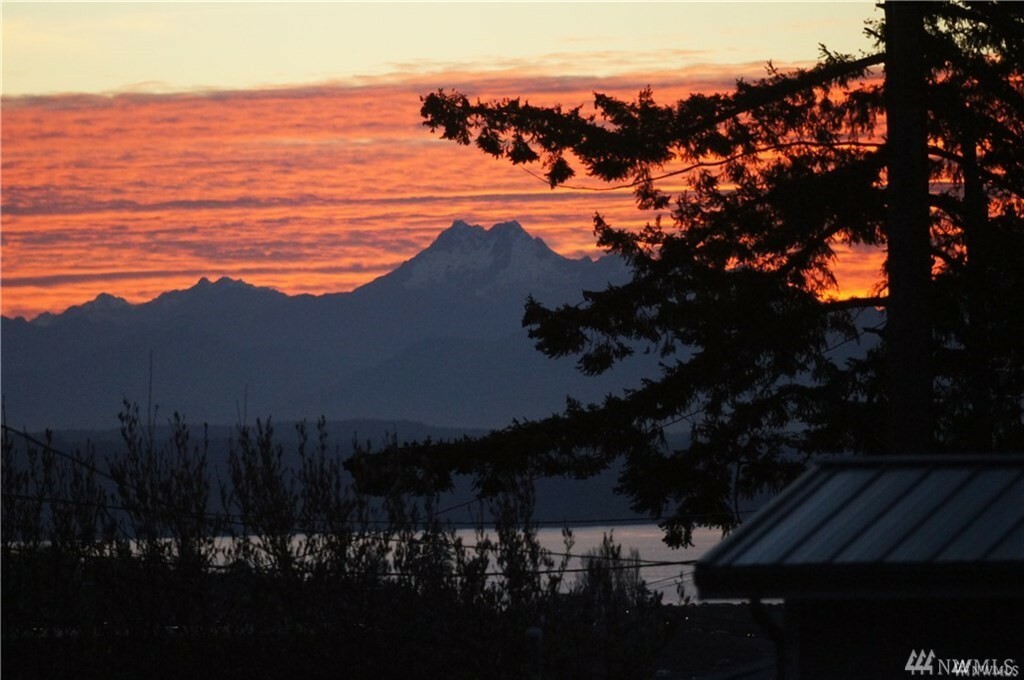 Property Photo: 305 10th Ave S WA 98020