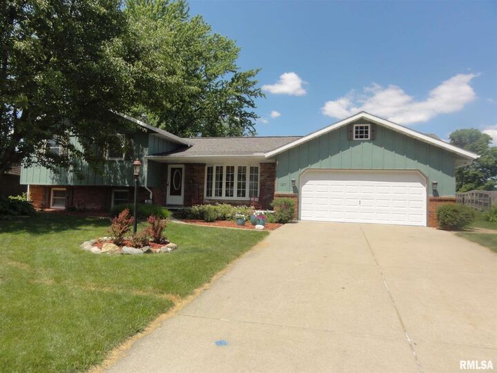 127 N Castle Drive  Dunlap IL 61525 photo