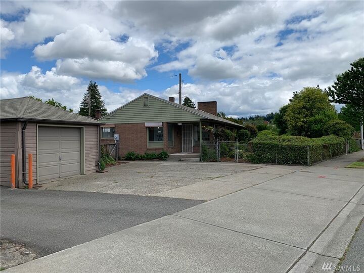 Property Photo:  820 N 3rd Street  WA 98057 