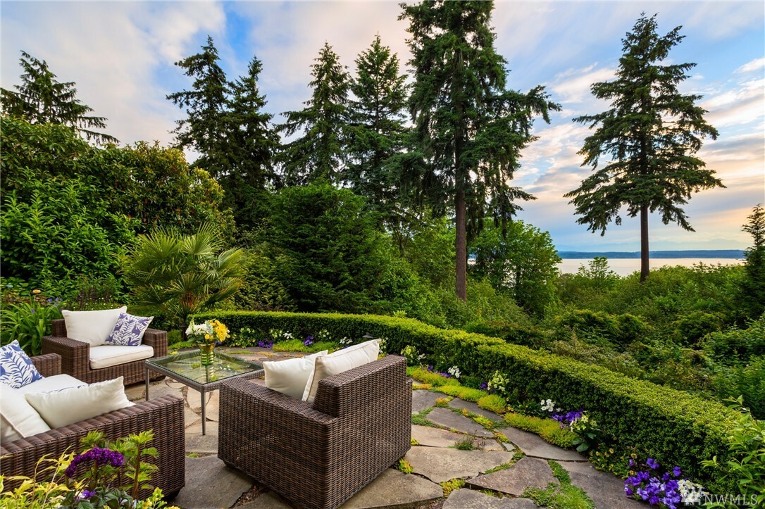 Property Photo:  2646 Magnolia Blvd W  WA 98199 