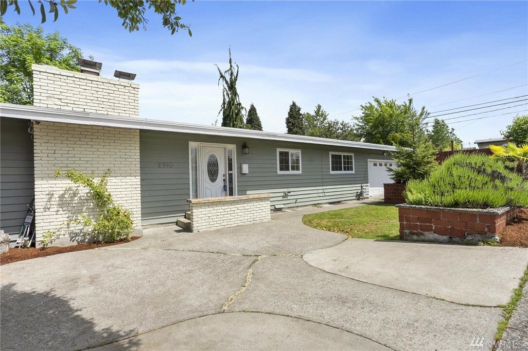 Property Photo:  2310 NE 8th St  WA 98056 