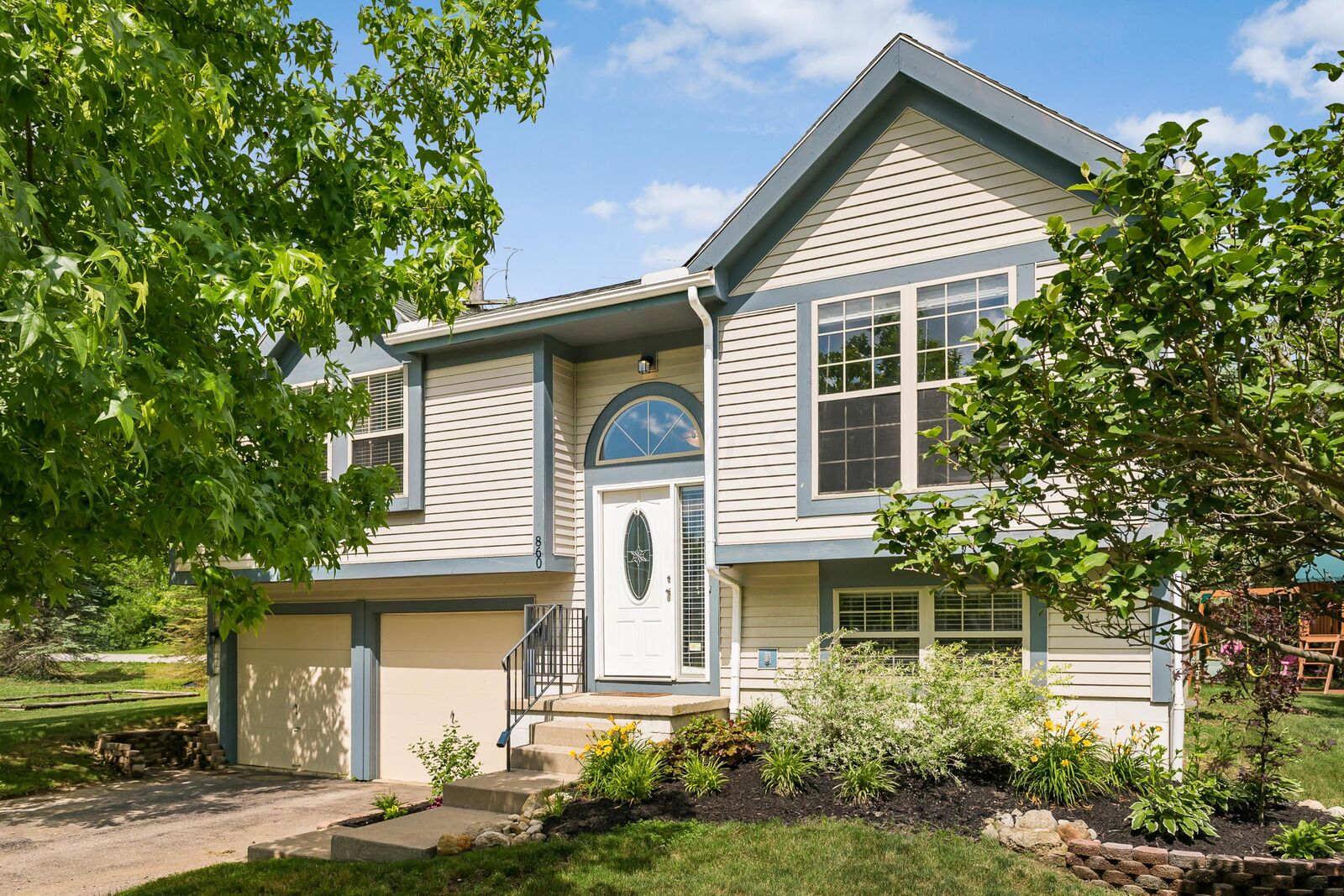 Property Photo:  860 Slagle Place  OH 43119 