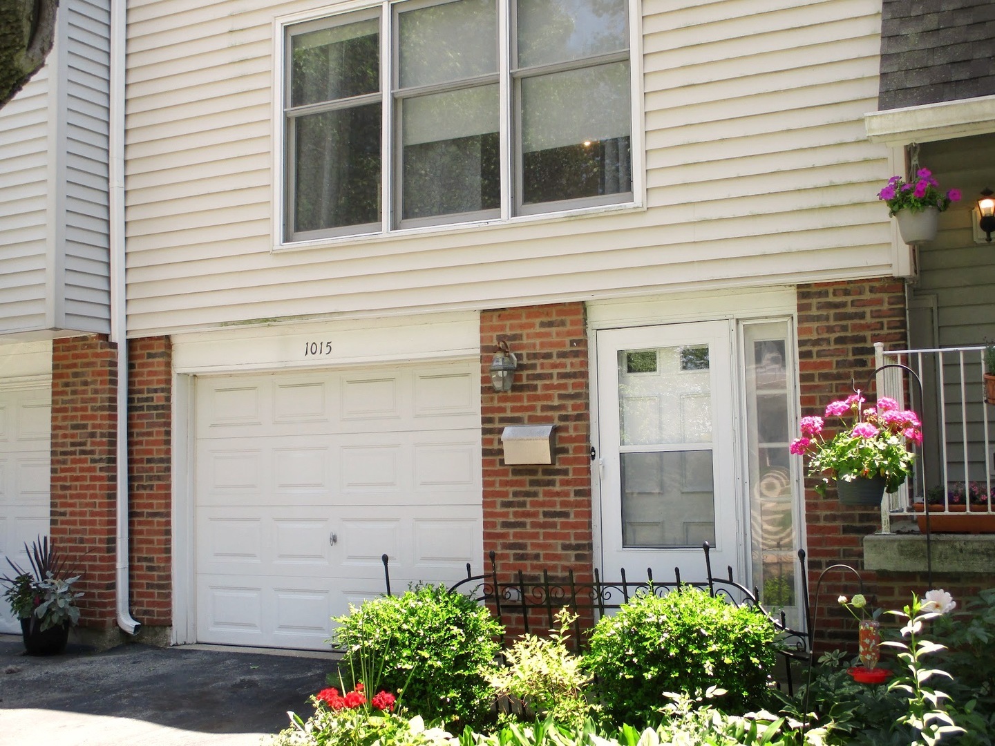 Property Photo: 1015 Denham Place IL 60194