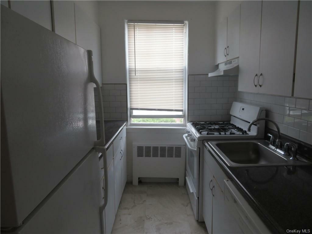 Property Photo:  101 Carpenter E8  NY 10549 