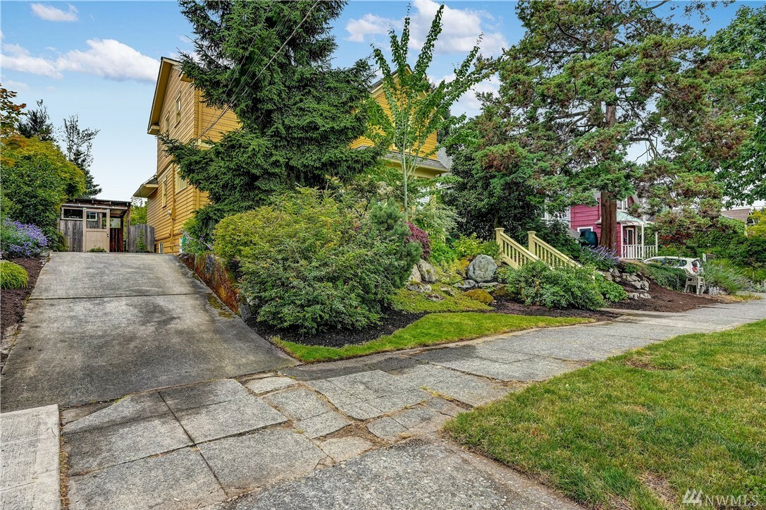 Property Photo:  129 NE 57th St  WA 98105 