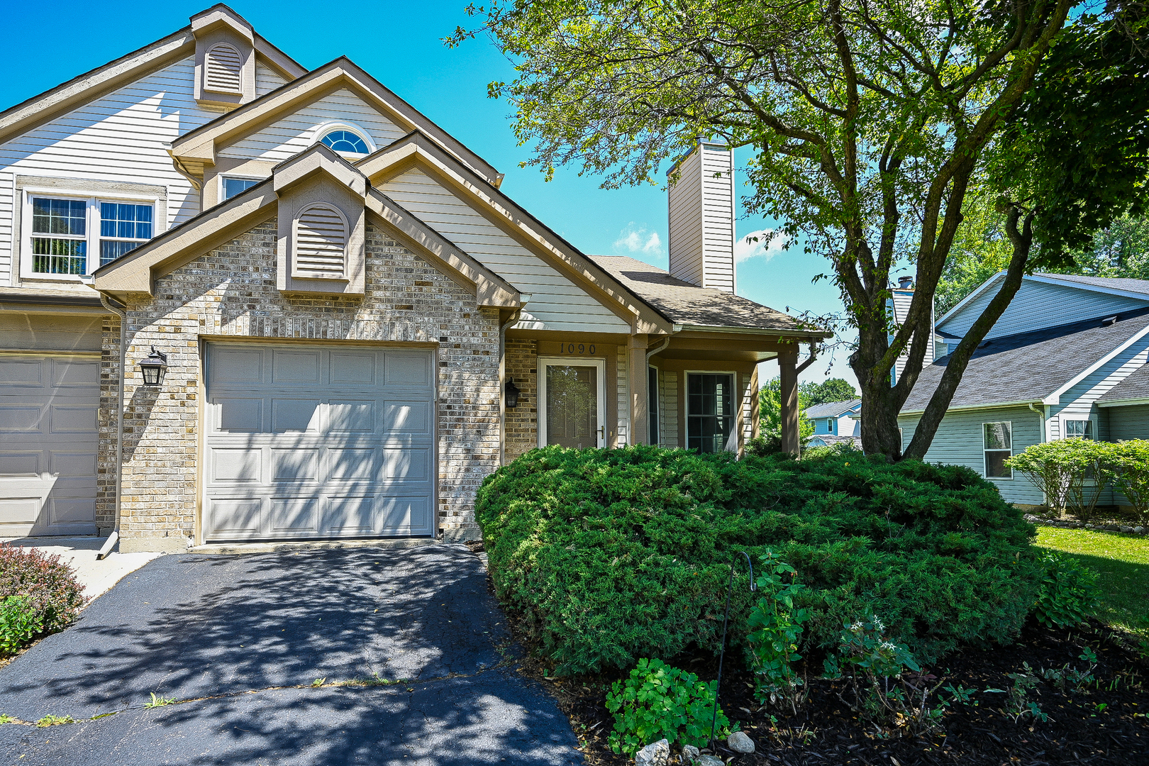 Property Photo:  1090 Bradbury Circle  IL 60188 