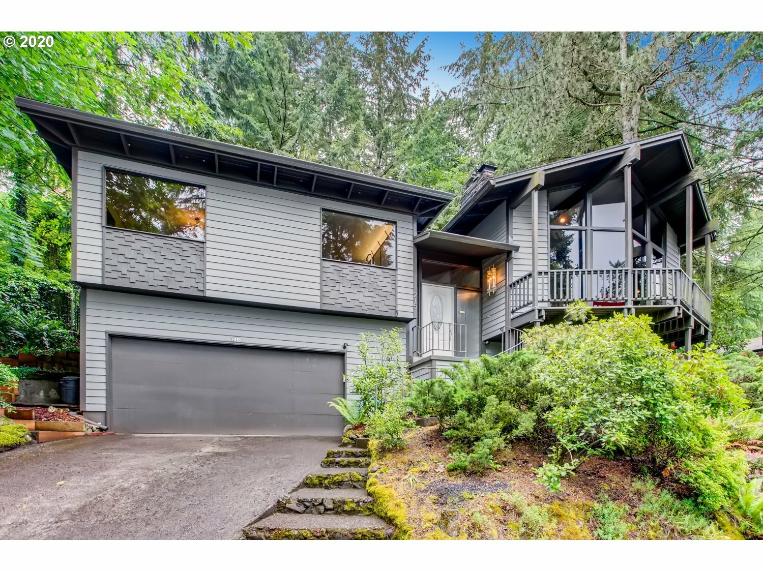 Property Photo: 215 SE Gilham Ave OR 97215