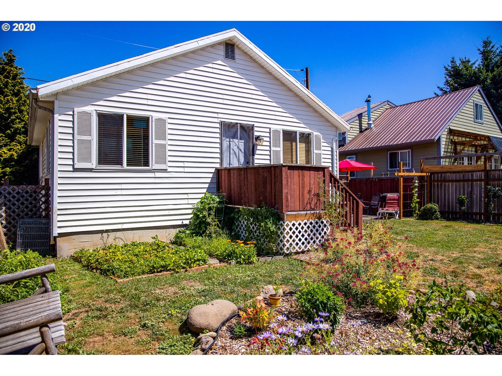 Property Photo: 4224 NE Highland Ct OR 97218