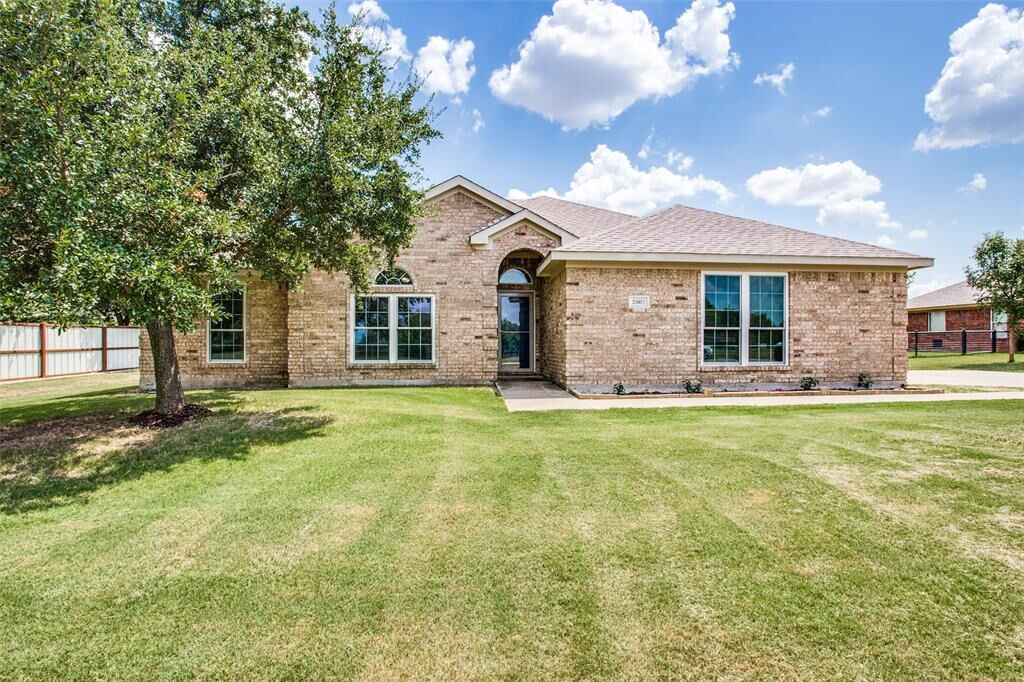 Property Photo: 2601 Cattle Drive TX 76036