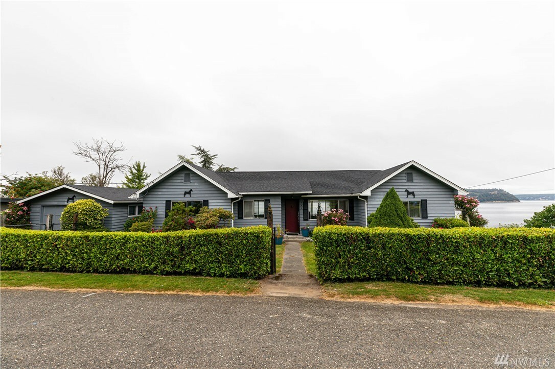 Property Photo:  946 Edgecliff Dr  WA 98260 