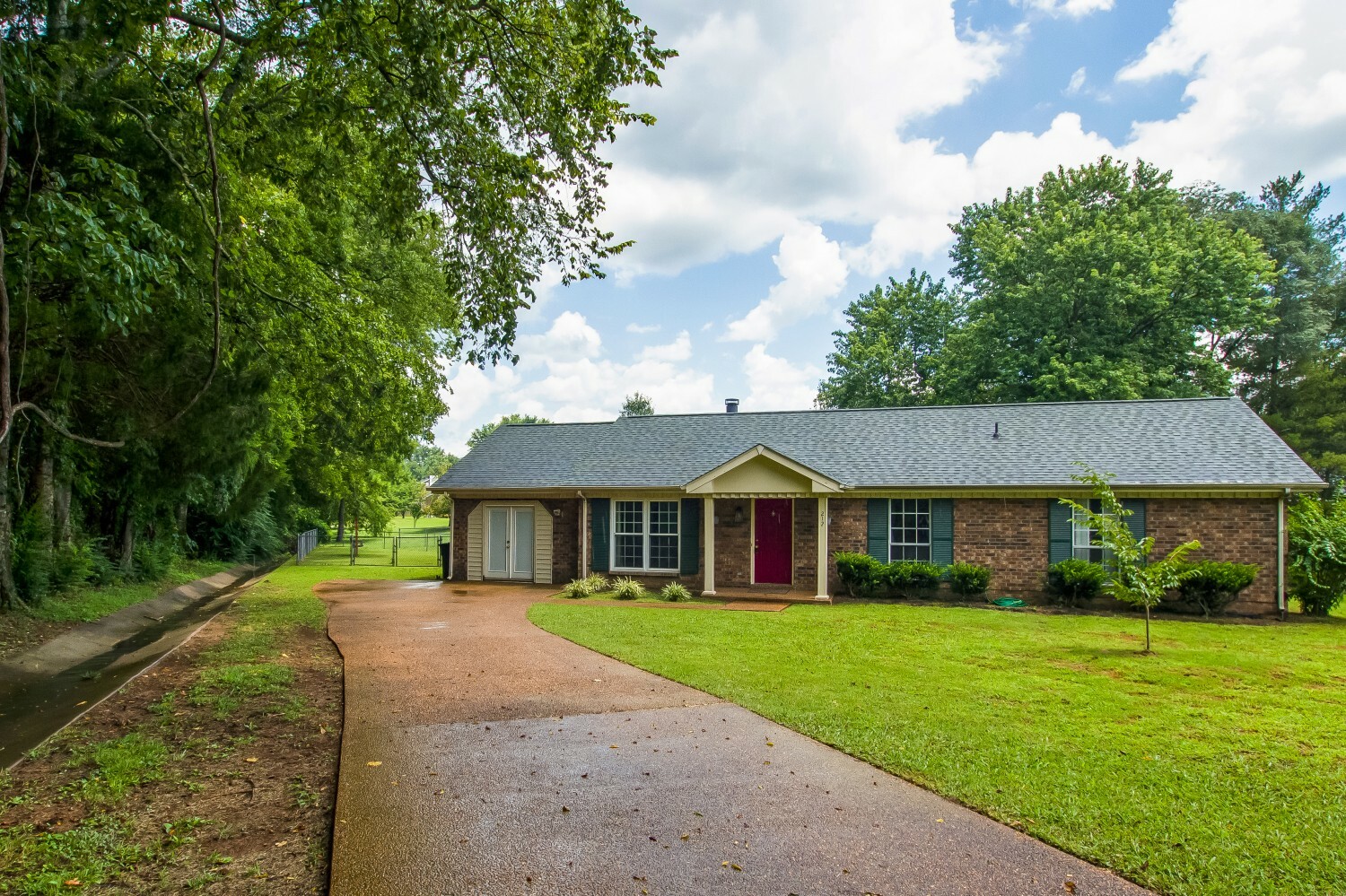 Property Photo: 212 Pembrook Ln TN 37167