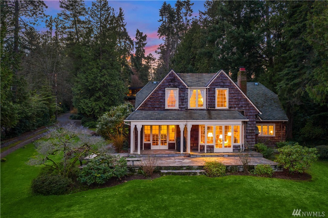 Property Photo: 3430 Evergreen Point Rd WA 98039