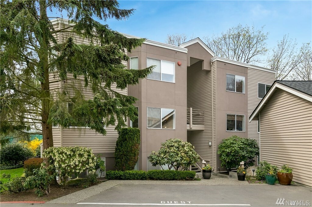 Property Photo: 10834 NE 68th St B-3 WA 98033