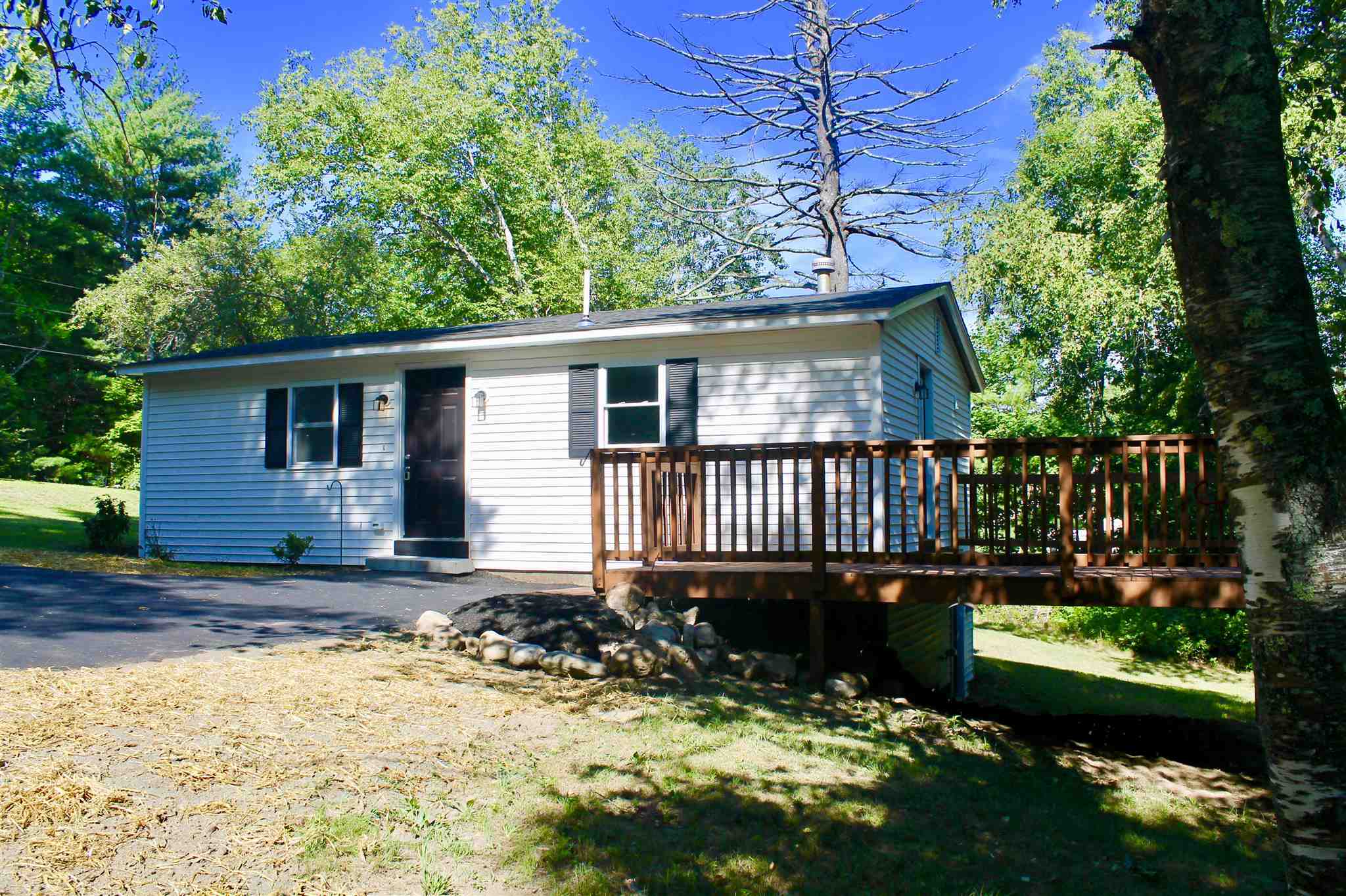 Property Photo:  84 Appletree Road  NH 03032 