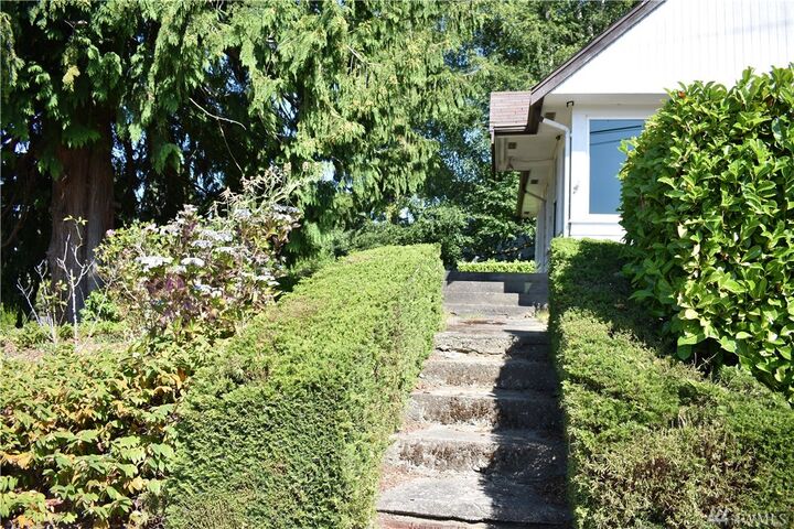 Property Photo: 702 Cedar St WA 98020