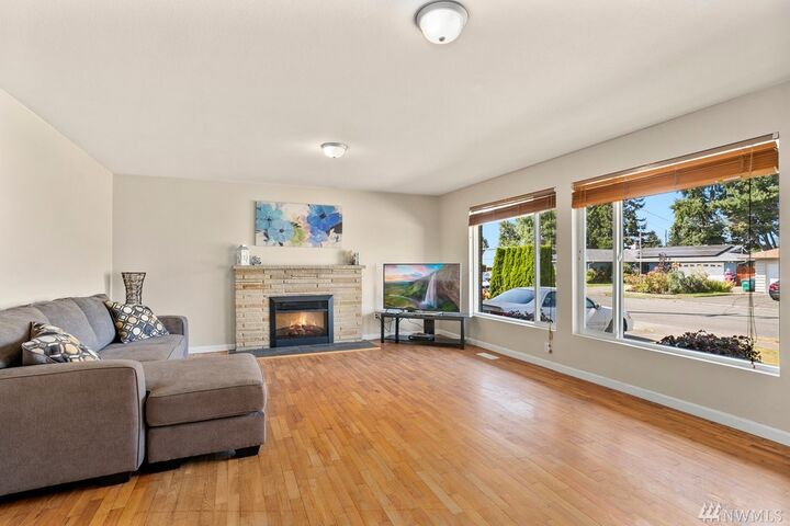 Property Photo: 1714 1st St NE WA 98002