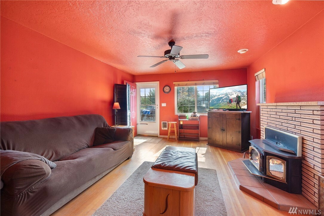 Property Photo:  1213 S 3rd Ave  WA 98626 