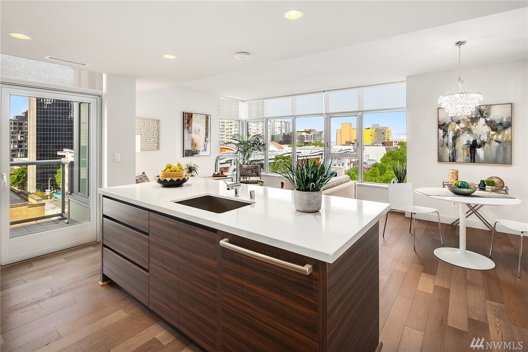 Property Photo: 583 Battery Street 811N WA 98121