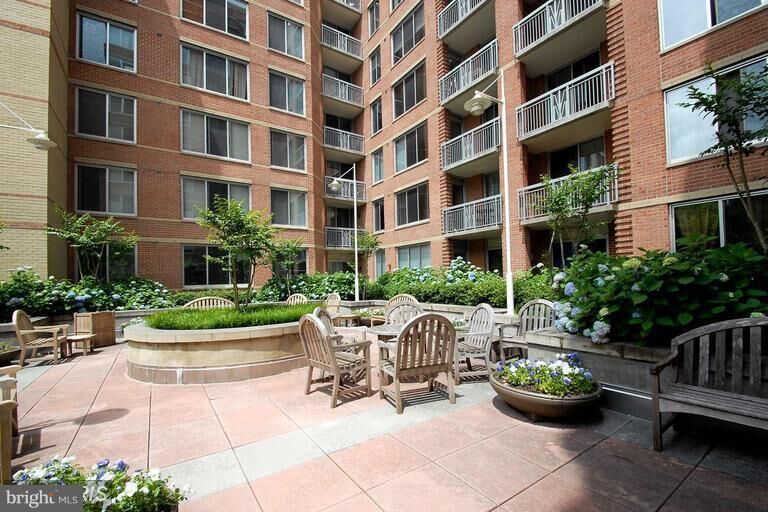 Property Photo: 1020 N Highland Street 611 VA 22201