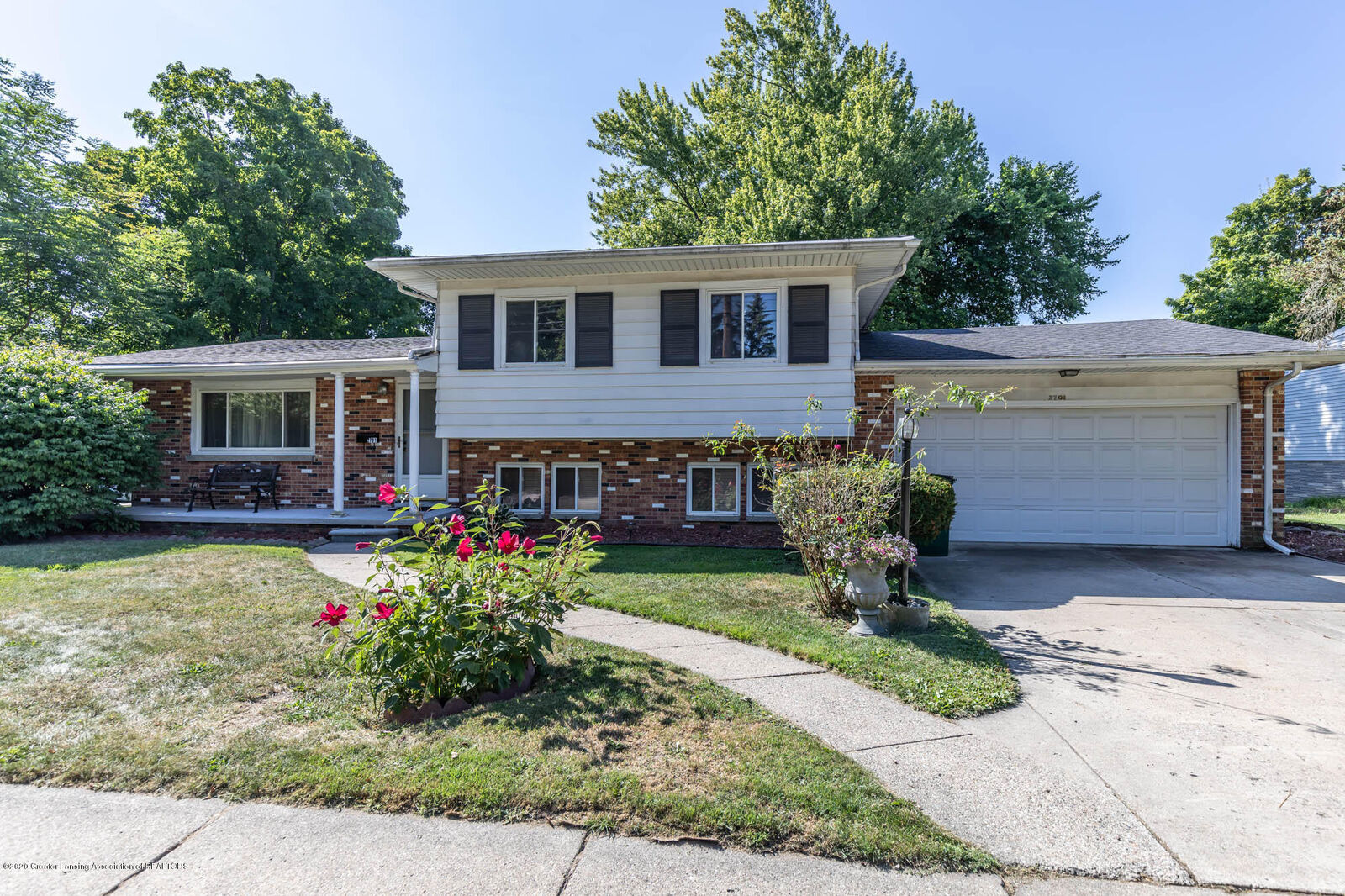 Property Photo: 2701 W Mt Hope Avenue MI 48911