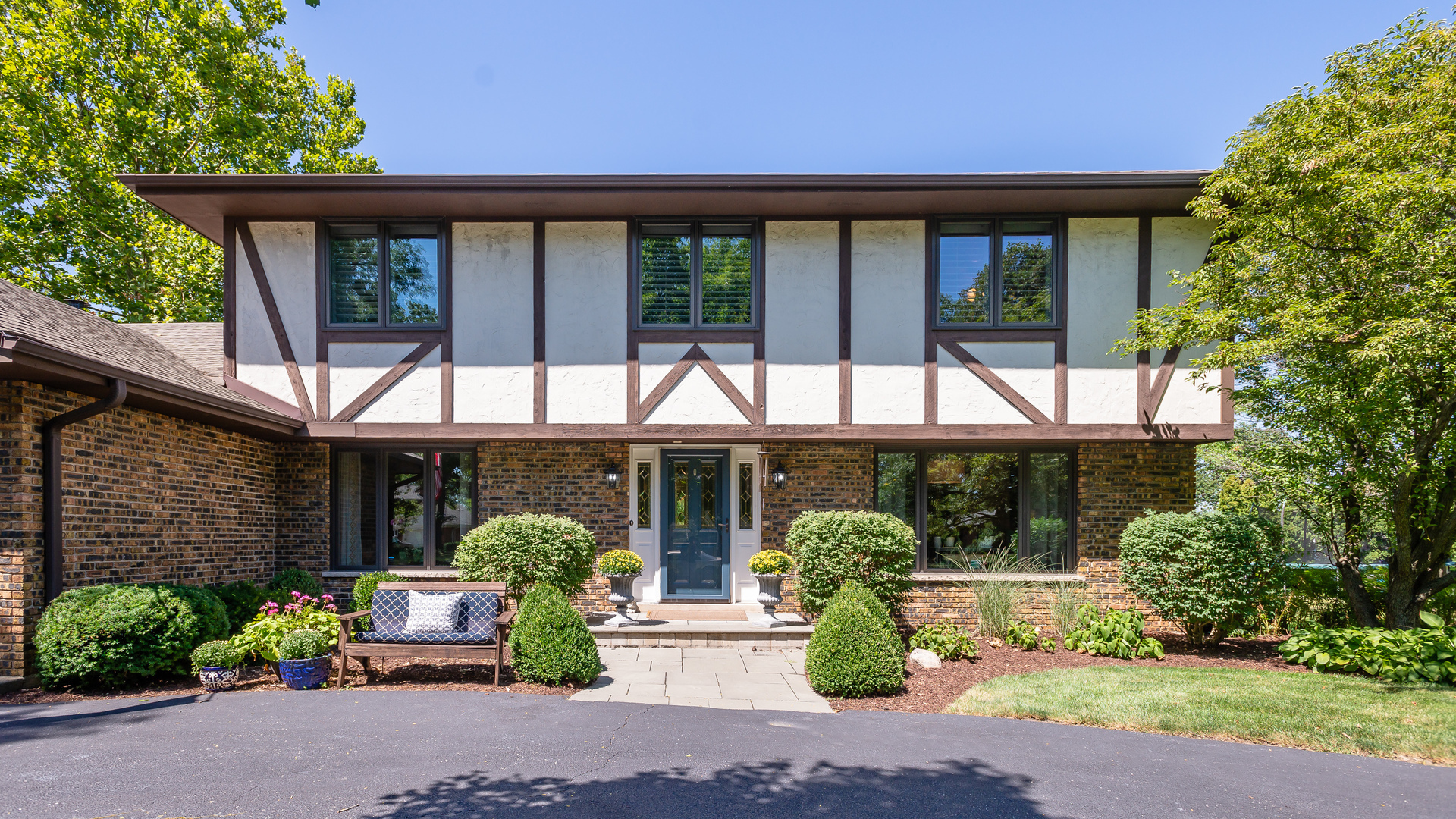 Property Photo: 1618 Royal Oak Road IL 60561