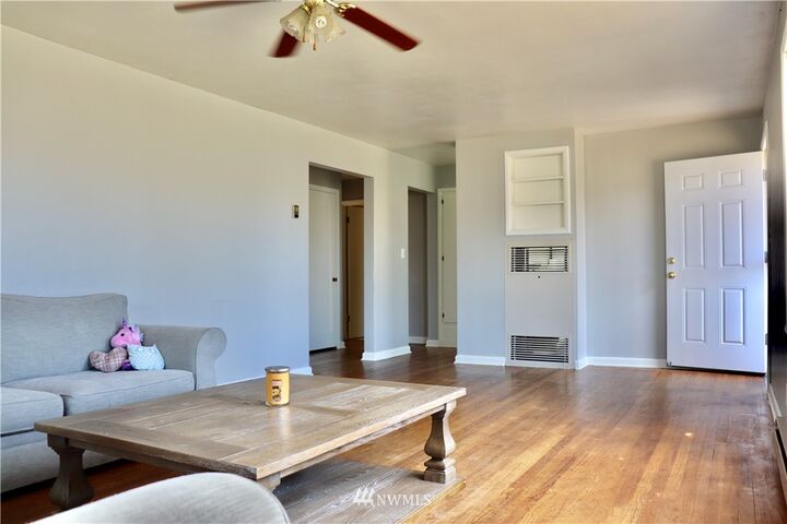 Property Photo:  512 SE Maylor Street  WA 98277 