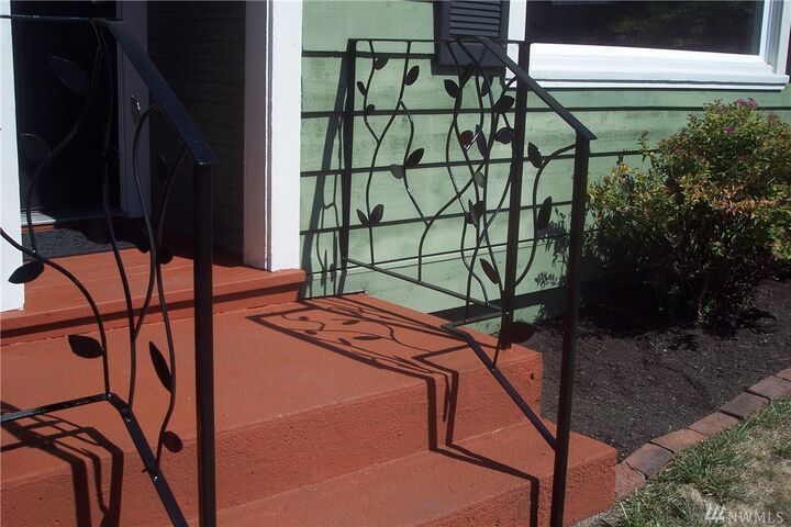 Property Photo: 1623 2nd Street NE WA 98270