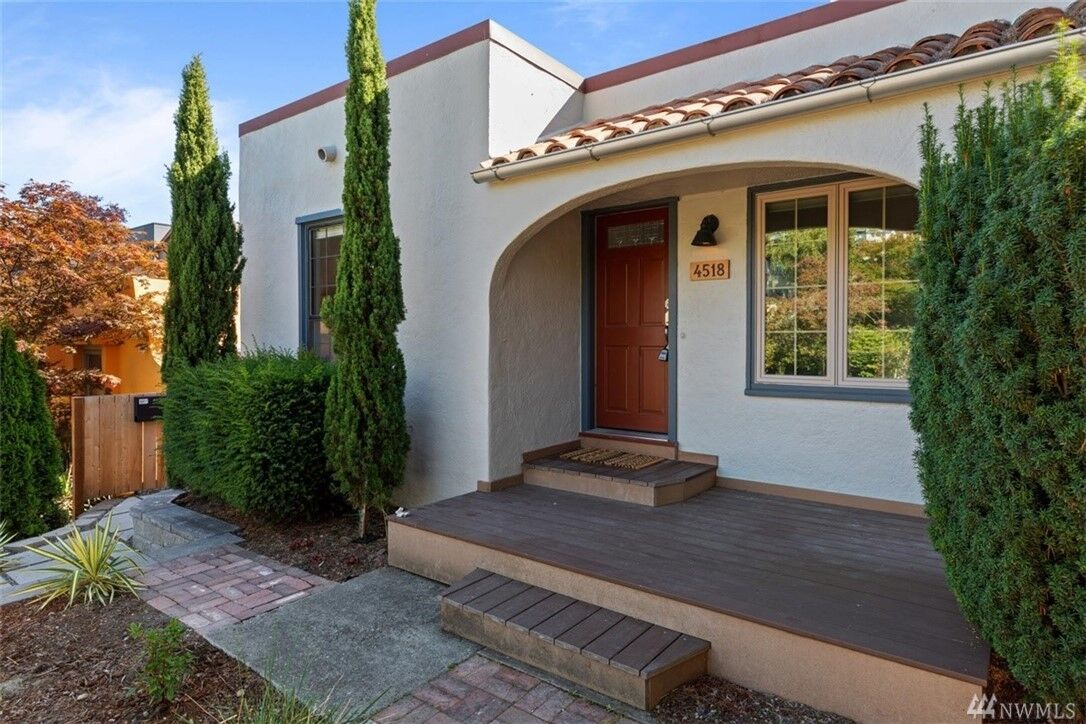 Property Photo:  4518  40th Avenue SW  WA 98116 