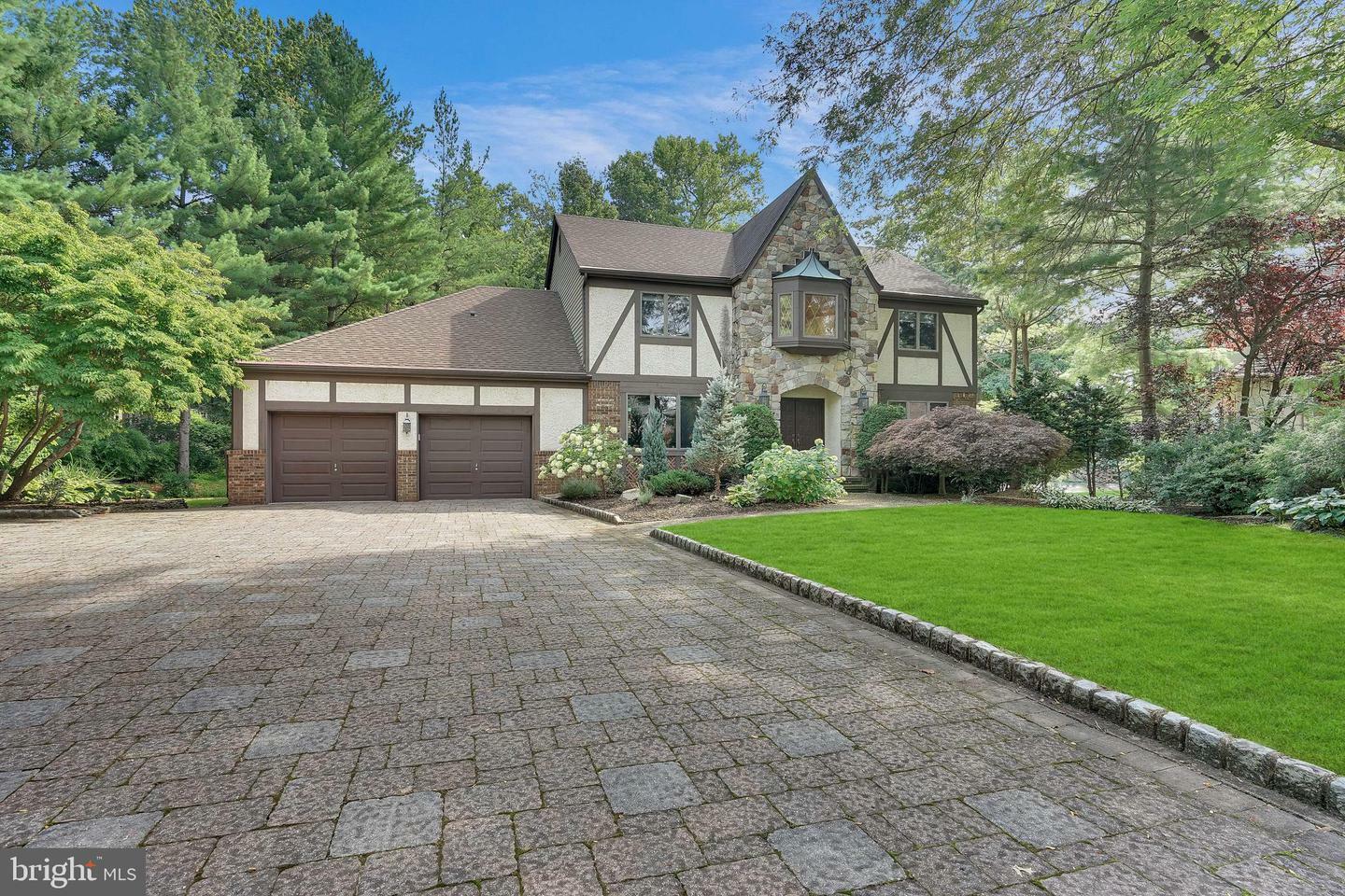 Property Photo:  4 Blythewood Court  NJ 08902 