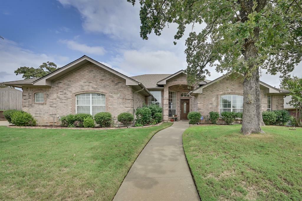 Property Photo: 1261 Cross Creek Drive TX 76060