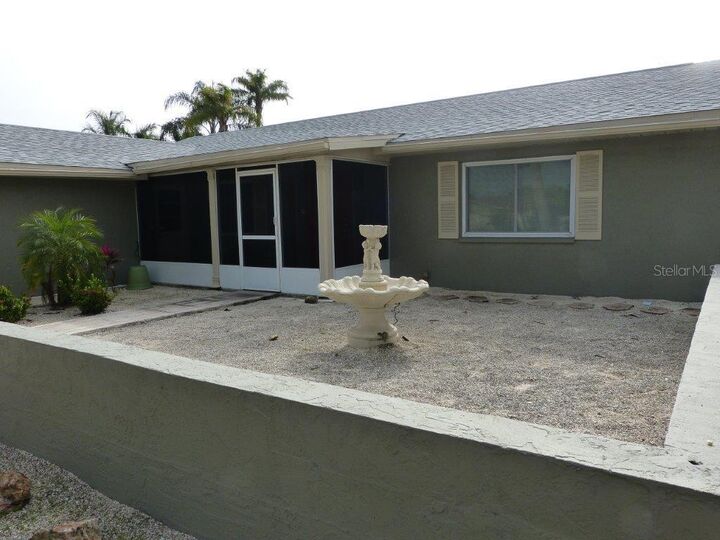 Property Photo: 922 Spindle Palm Way FL 33572