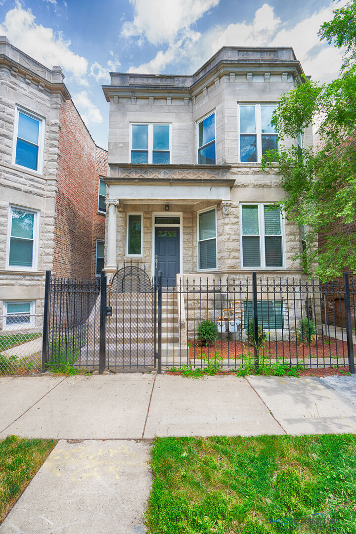 Property Photo: 1527 South Central Park Avenue 2 IL 60623