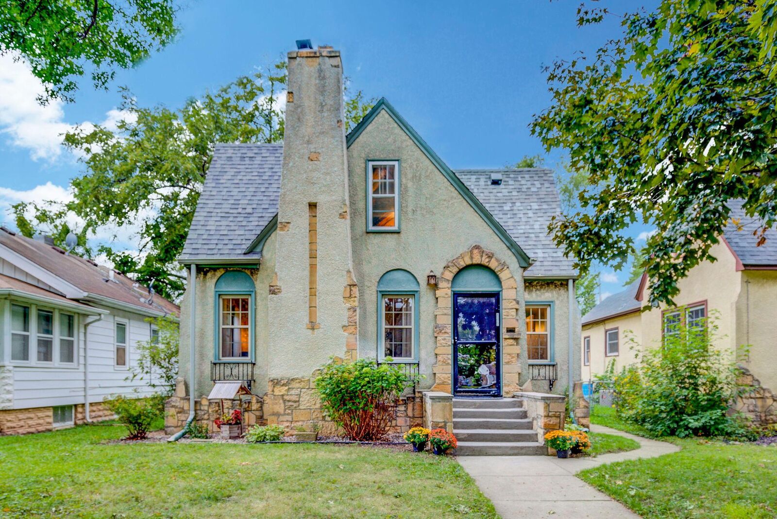Property Photo: 4327 Irving Avenue N MN 55412