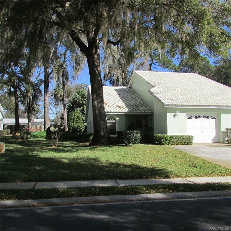 Property Photo:  825 Inverie Court  FL 34453 