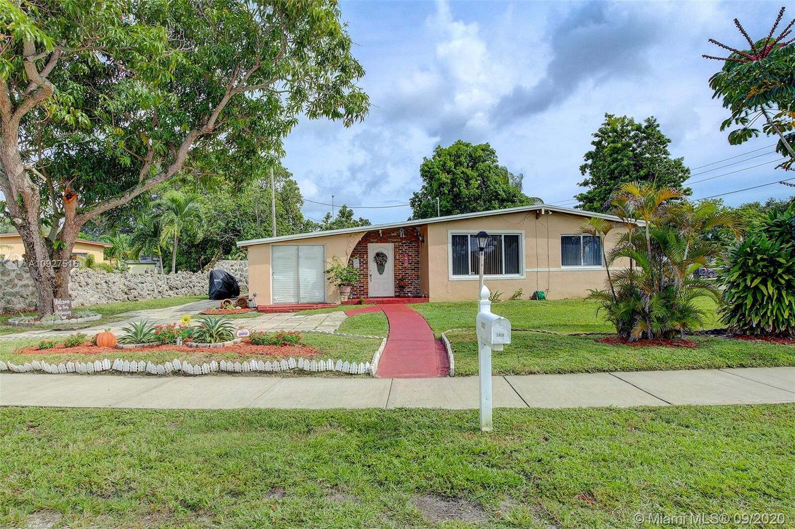 Property Photo: 3920 SW 32nd Ave FL 33023