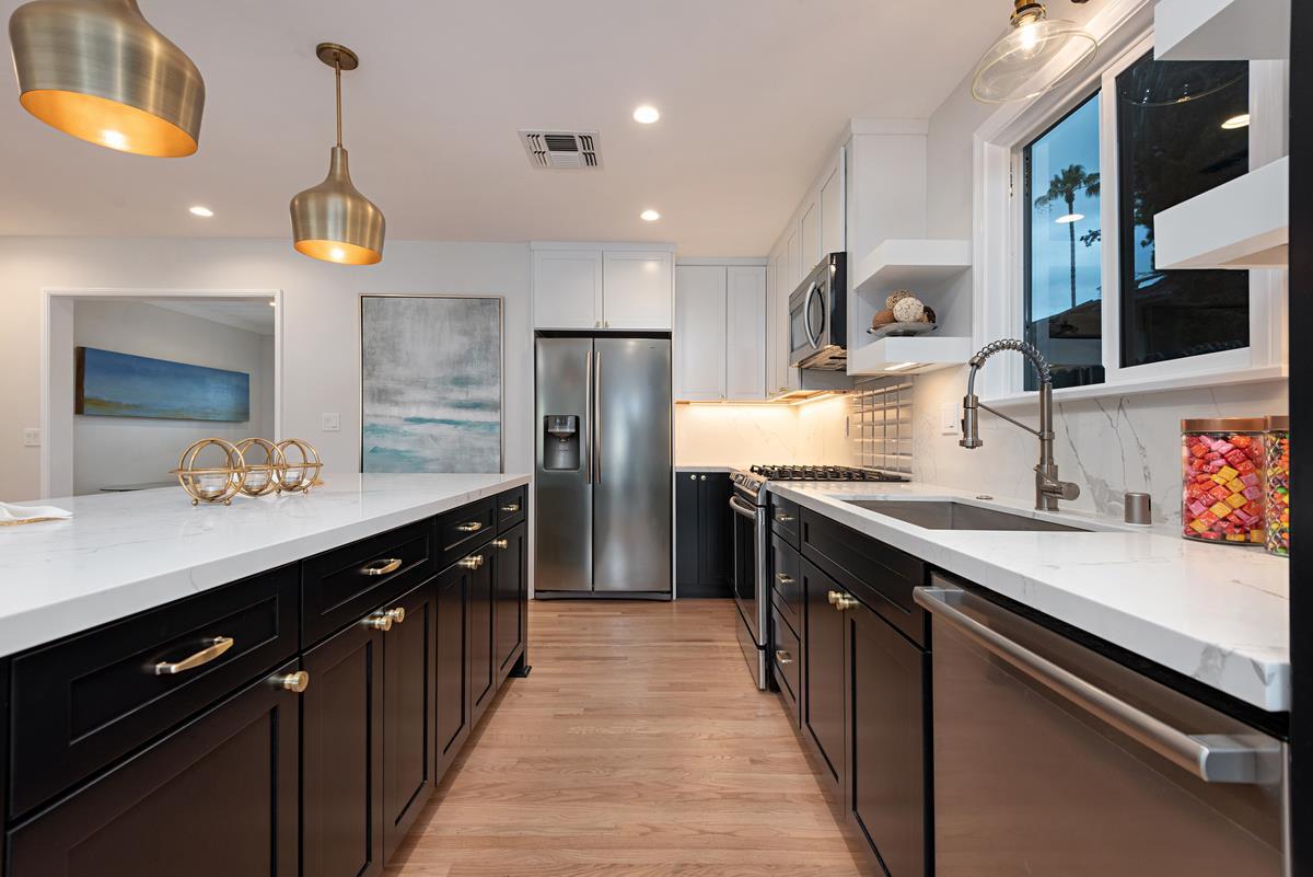 Property Photo:  5322 Woodman Avenue  CA 91401 
