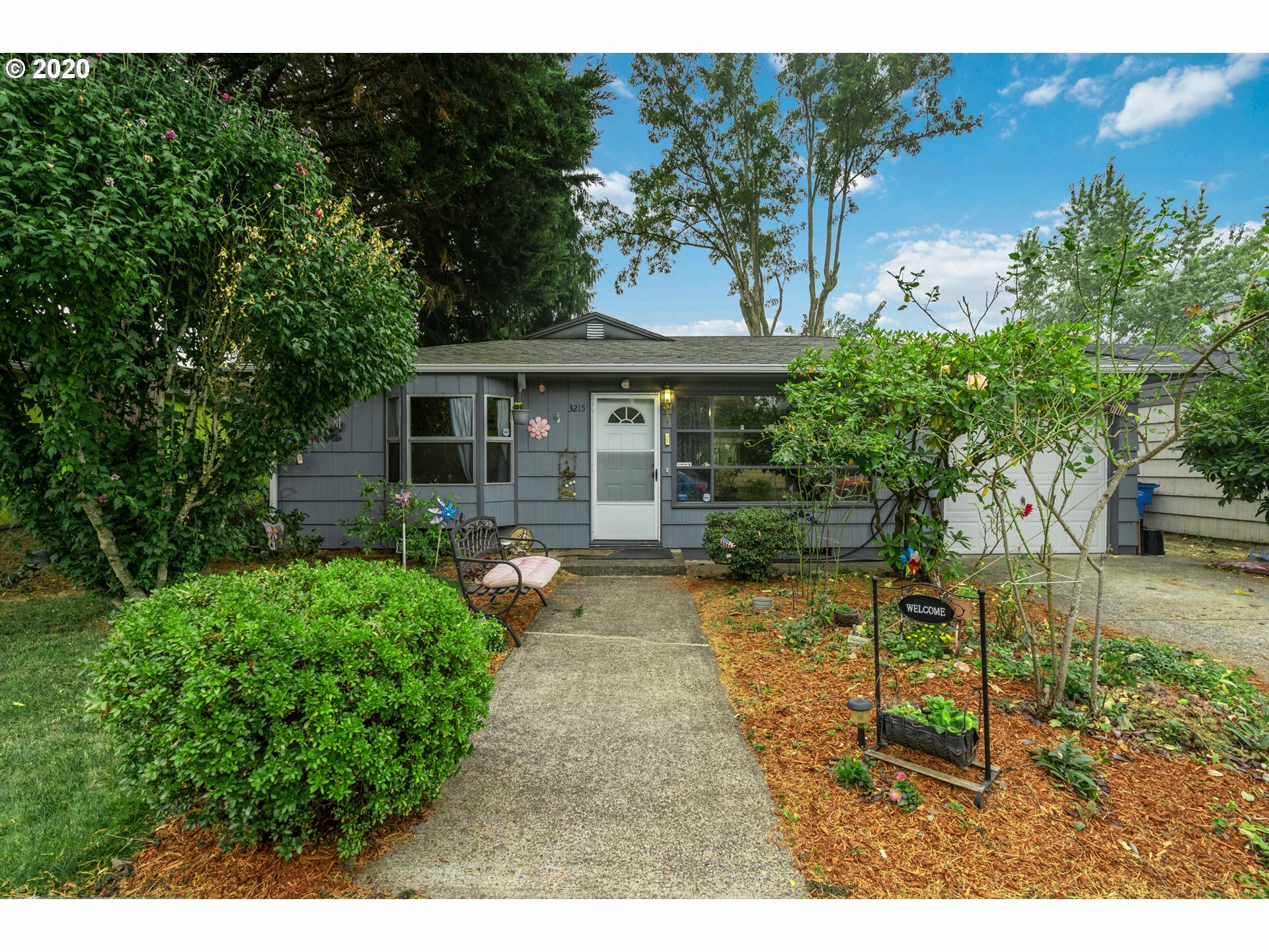 Property Photo:  3215 E 30th St  WA 98661 