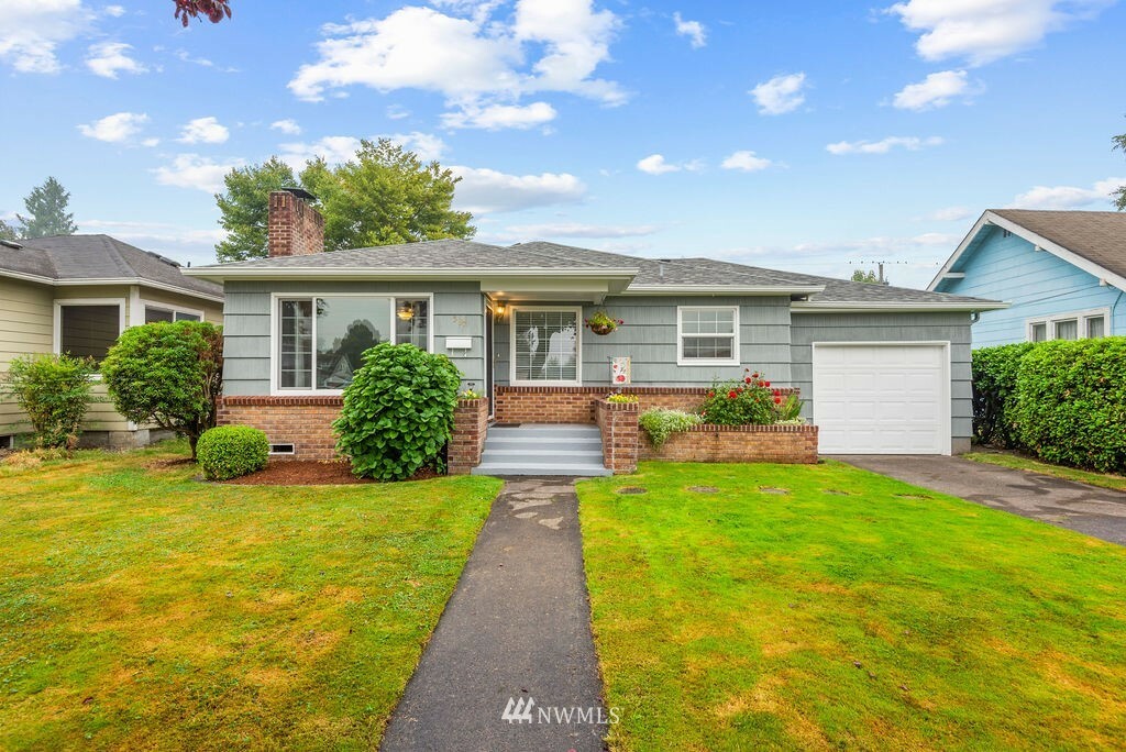 Property Photo:  537 20th Avenue  WA 98632 