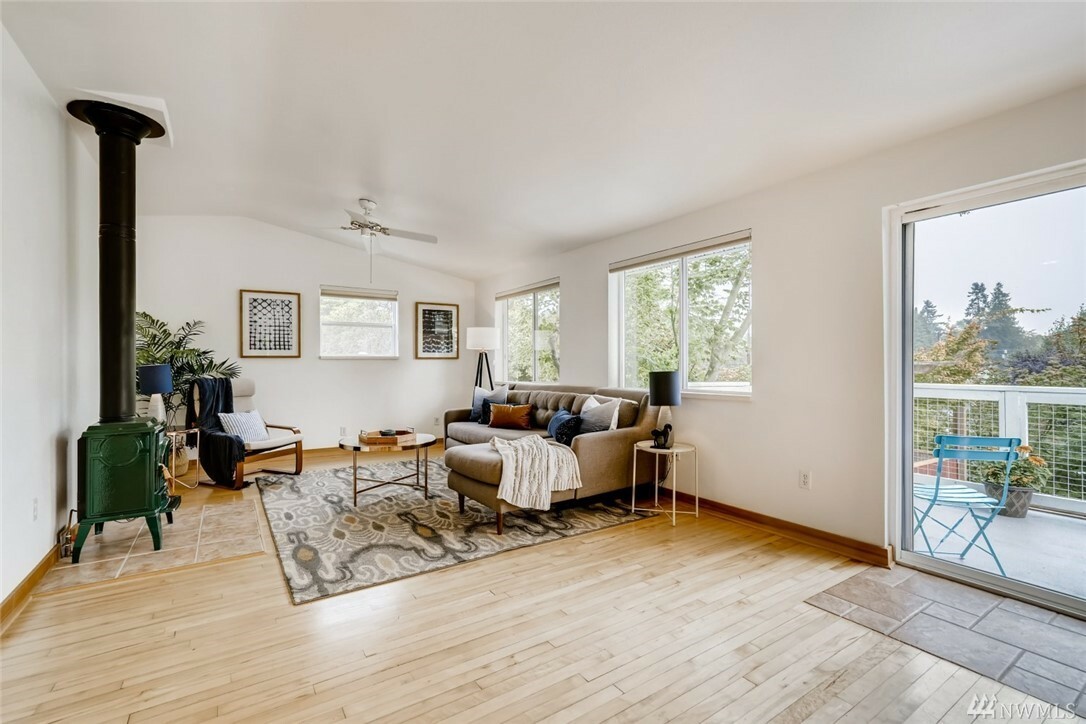 Property Photo: 3712 SW Elmgrove St WA 98126