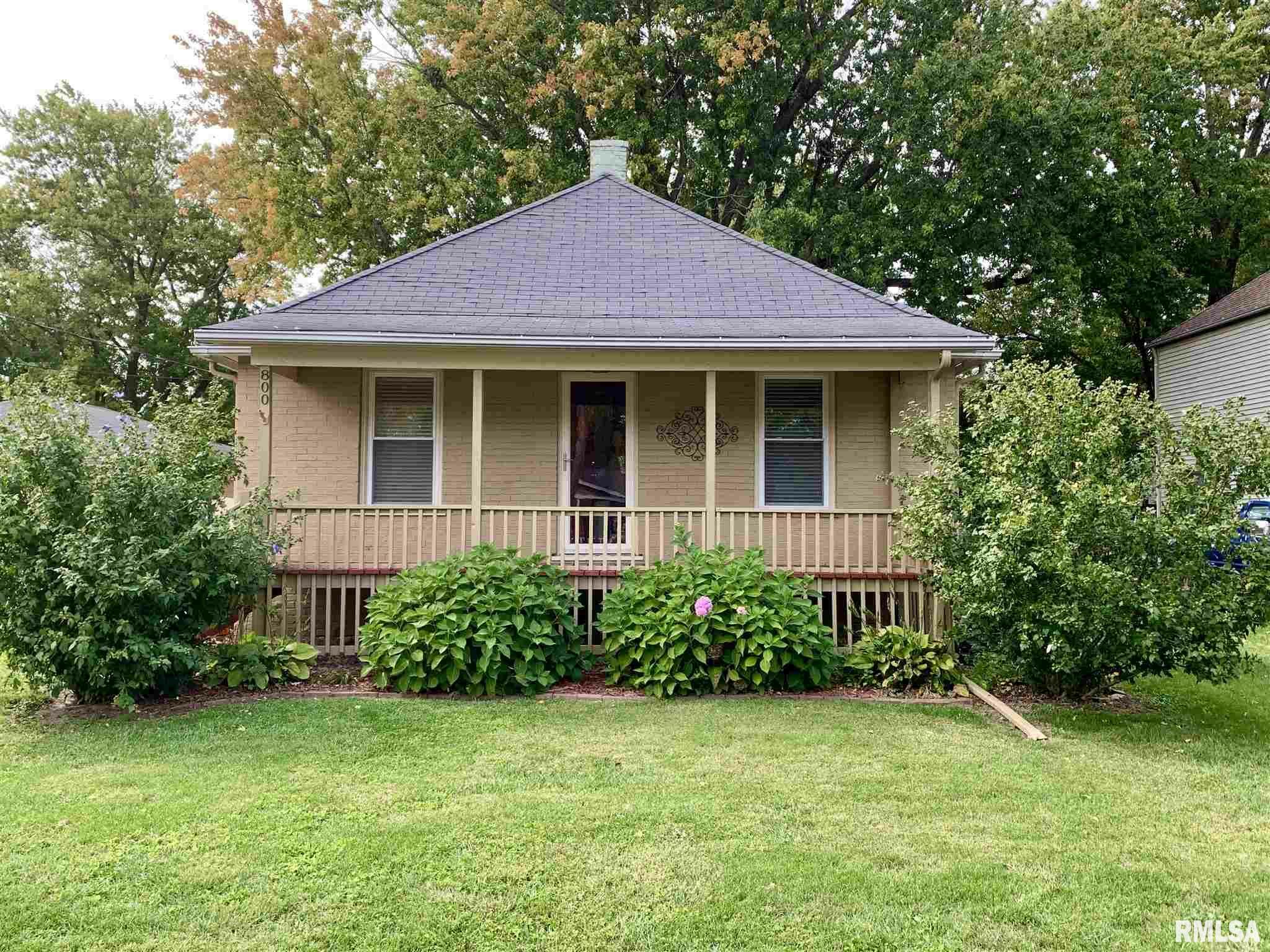 Property Photo:  800 S Market  IL 61448 