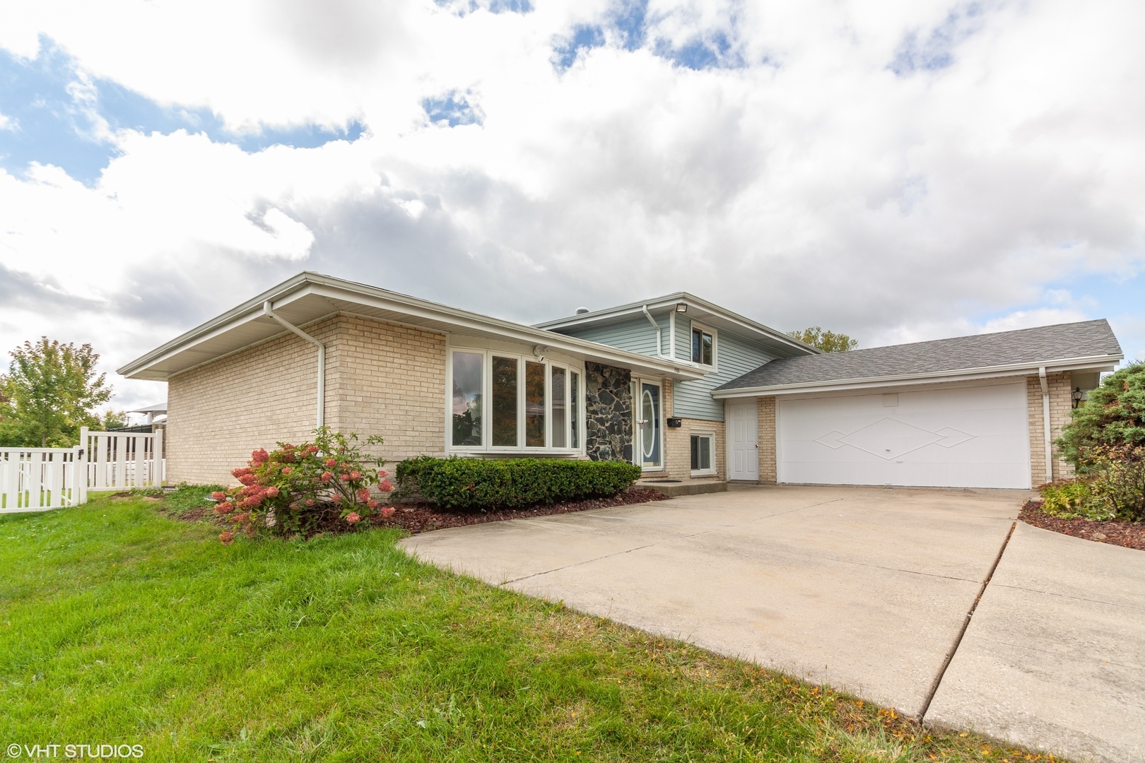 Property Photo: 1501 Carrol Court IL 60561