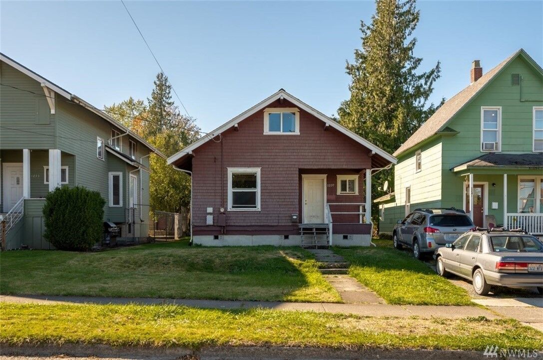 Property Photo:  1237 Grant St  WA 98225 