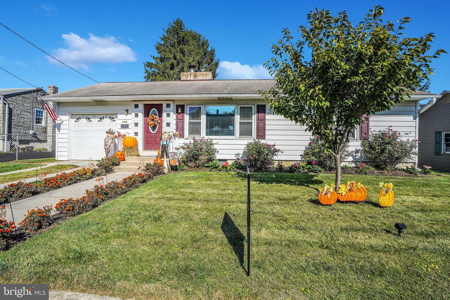 Property Photo:  221 W Walnut Street  PA 17042 