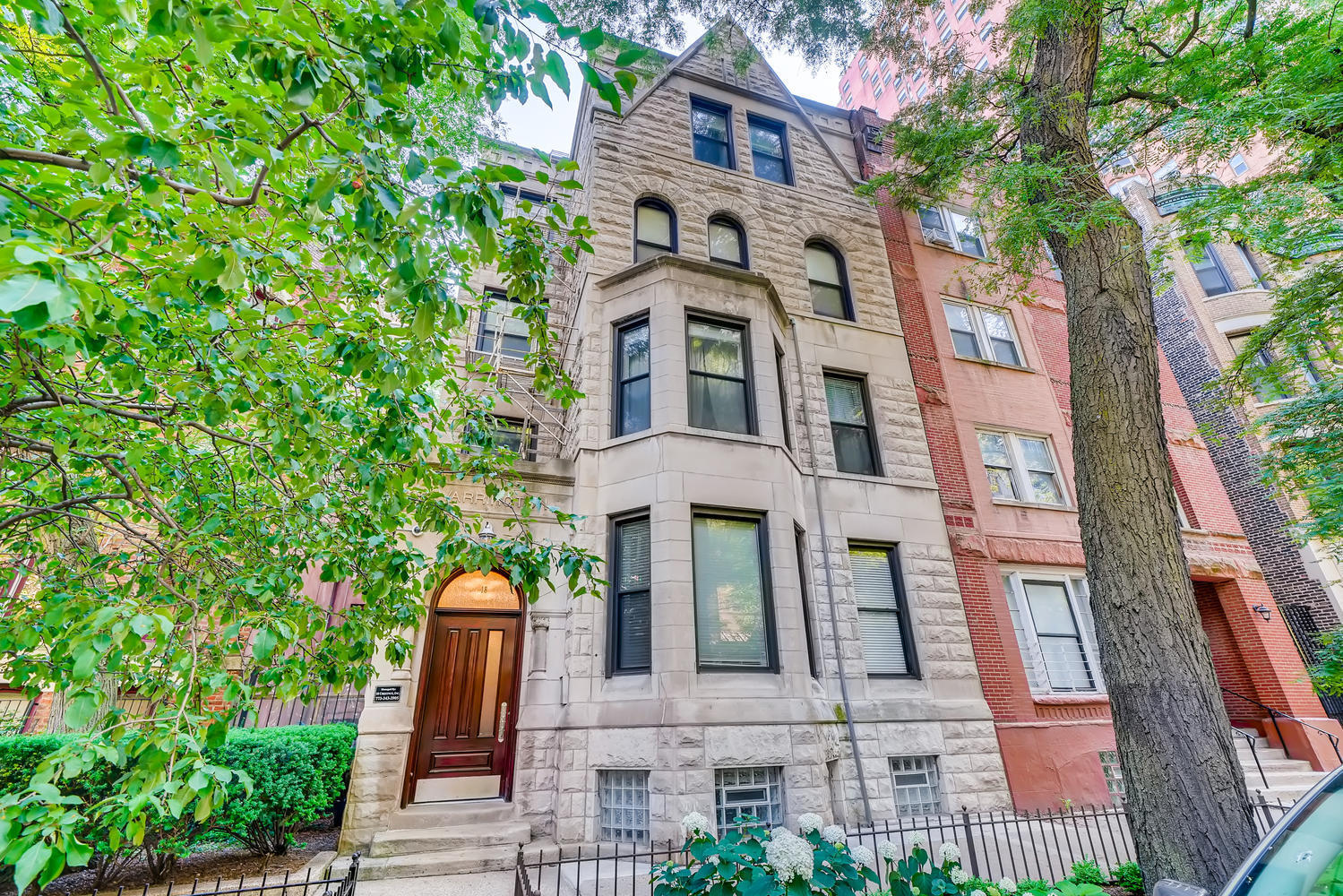 Property Photo: 18 W Chestnut Street 3R IL 60610