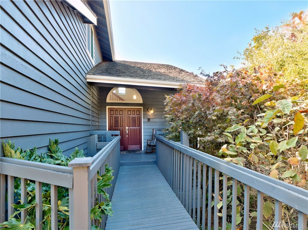 Property Photo:  2707 Cedar Ave S  WA 98055 