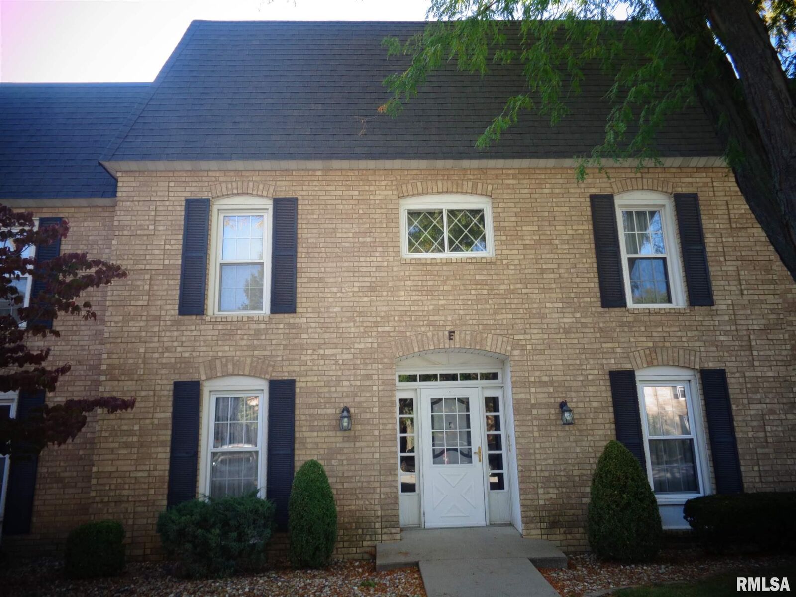 Property Photo: 820 W Loire Court IL 61614