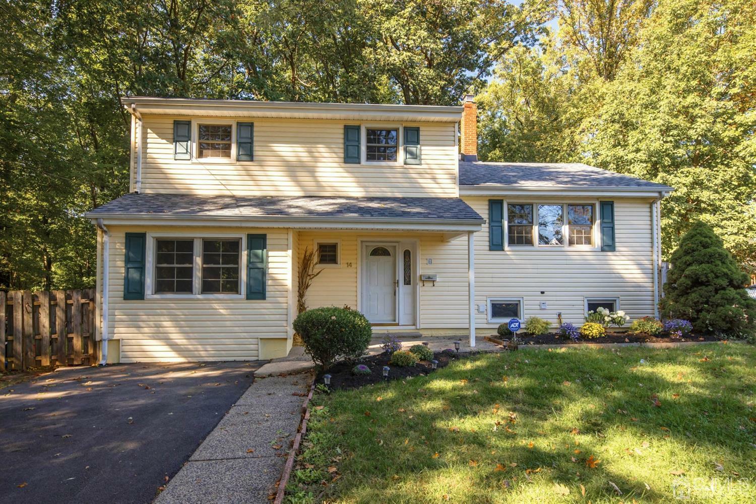 Property Photo:  14 Carlisle Court  NJ 08817 