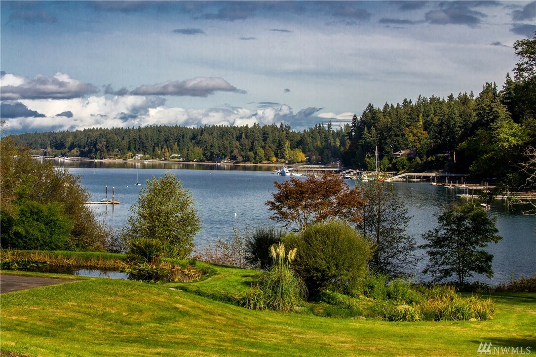 Property Photo:  10458 Arrow Point Dr NE  WA 98110 